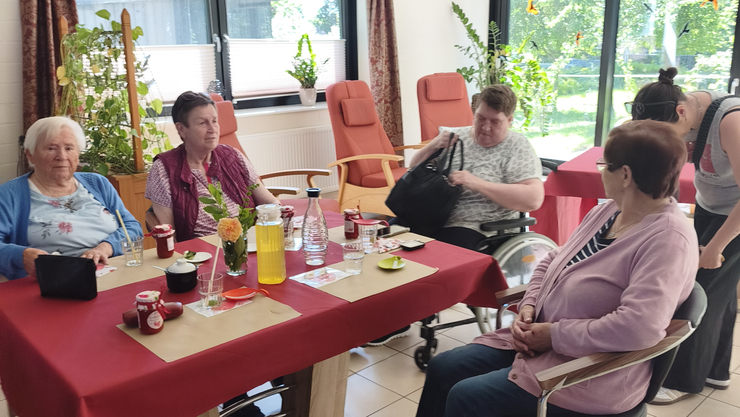Blick auf die Kaffeetafel