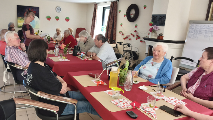 Blick auf die Kaffeetafel mit den Gästen und Mitarbeitern