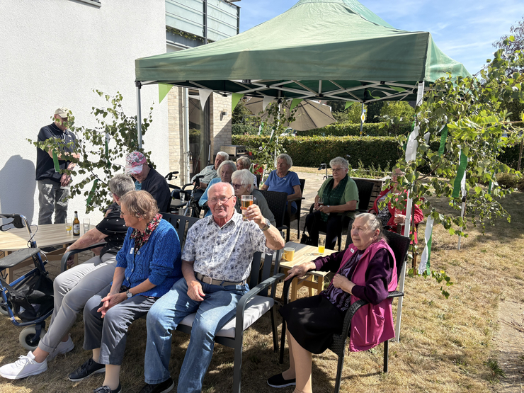 Die Schützenfestgäste sitzend auf dem Rasen bzw. unter dem Pavillion