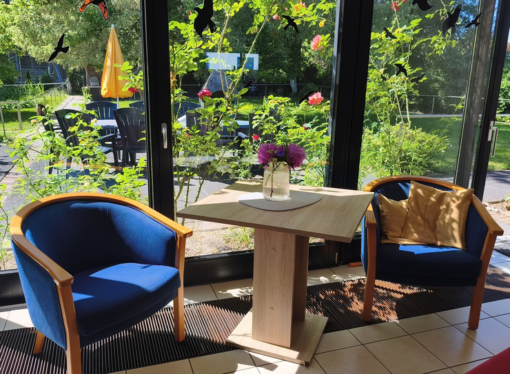 Sitzgarnitur und Blick in den Garten