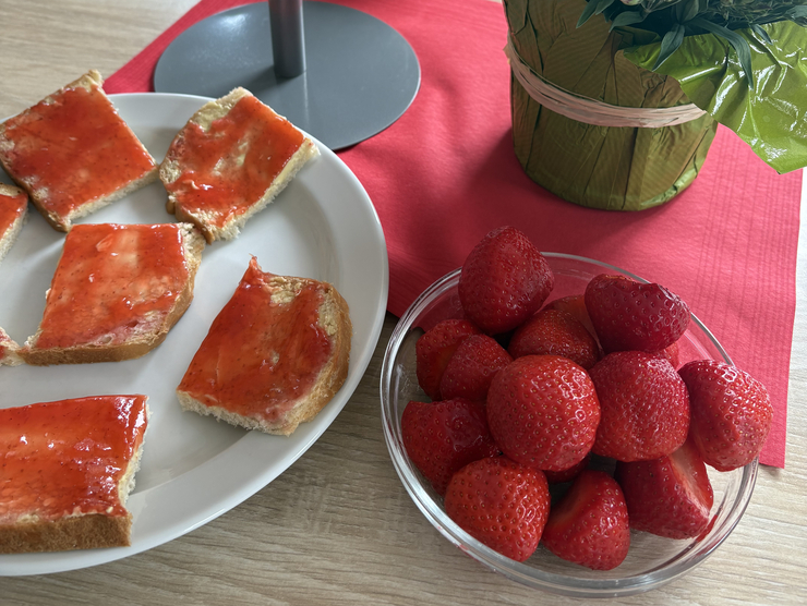 Erdbeerschnitten mit einer Schale mit Erdbeeren